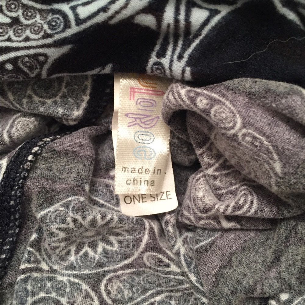 Lularoe NEW RARE HTF Black Paisley Skull Leggings - Picture 5 of 5
